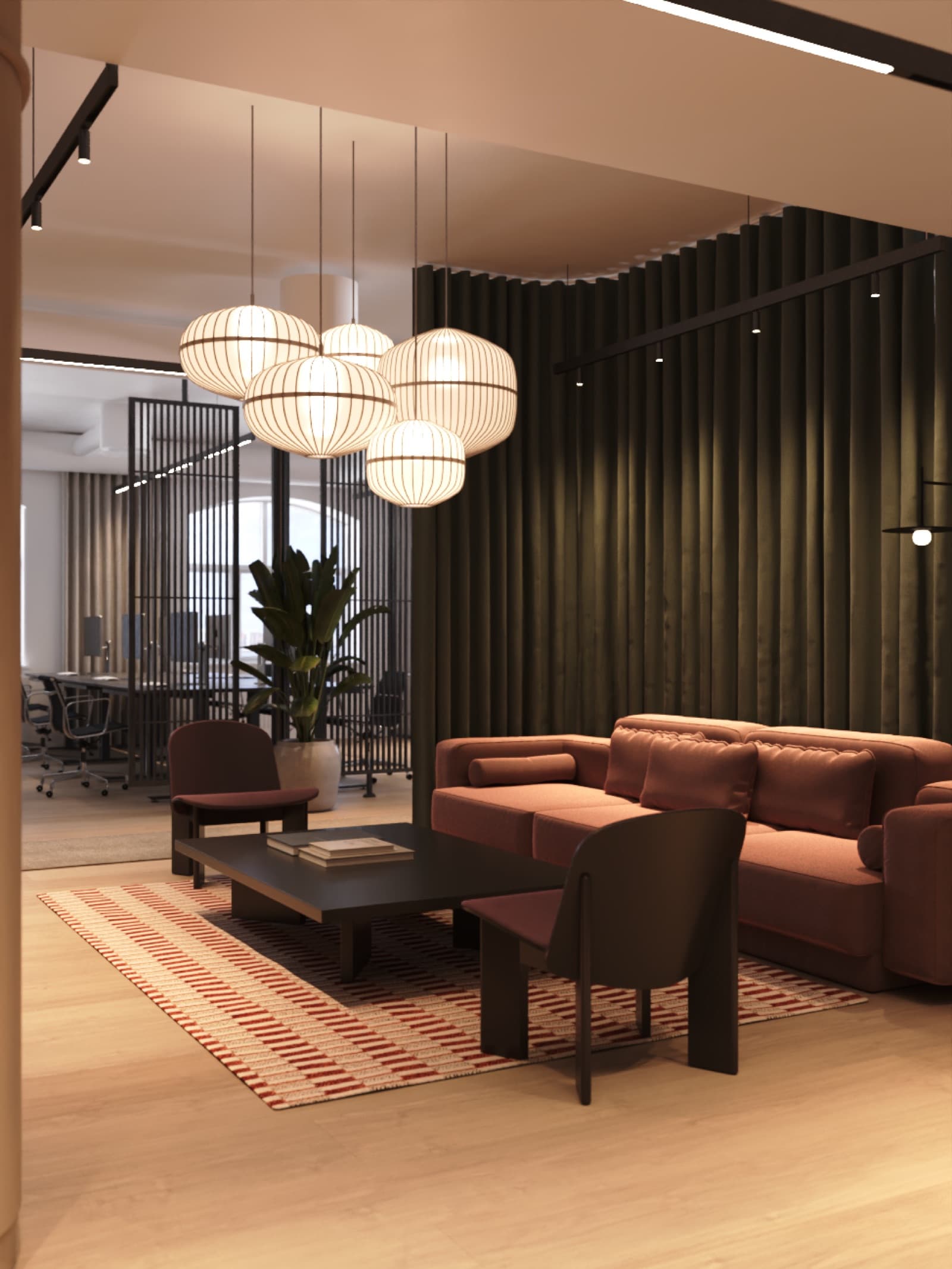 Lounge med sofa, papirlamper og mørkegrønne gardiner