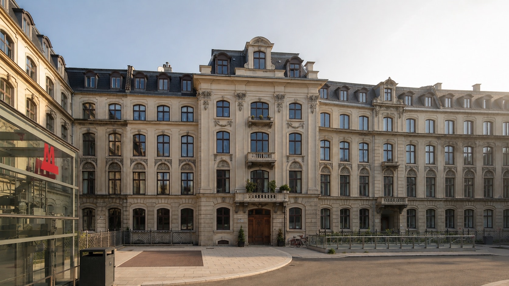 Frederiksgade 5, klassisk facade på pladsen ved Marmorkirken