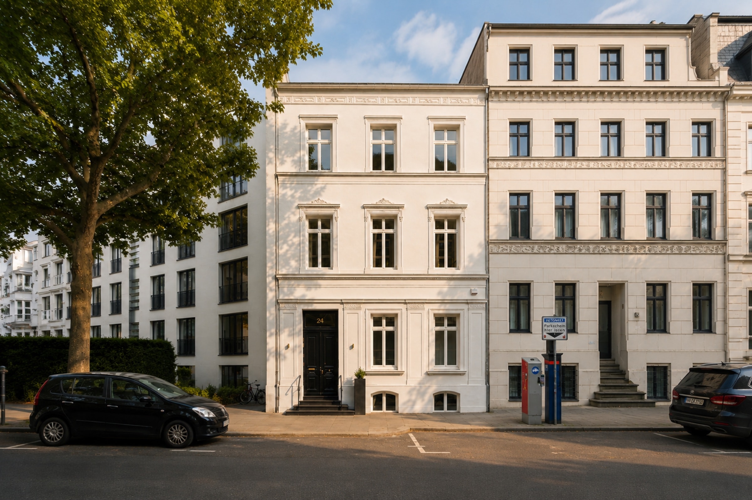Holzdamm 24's klassiske hvide facade mellem nabobygningerne på gaden i det centrale Hamborg