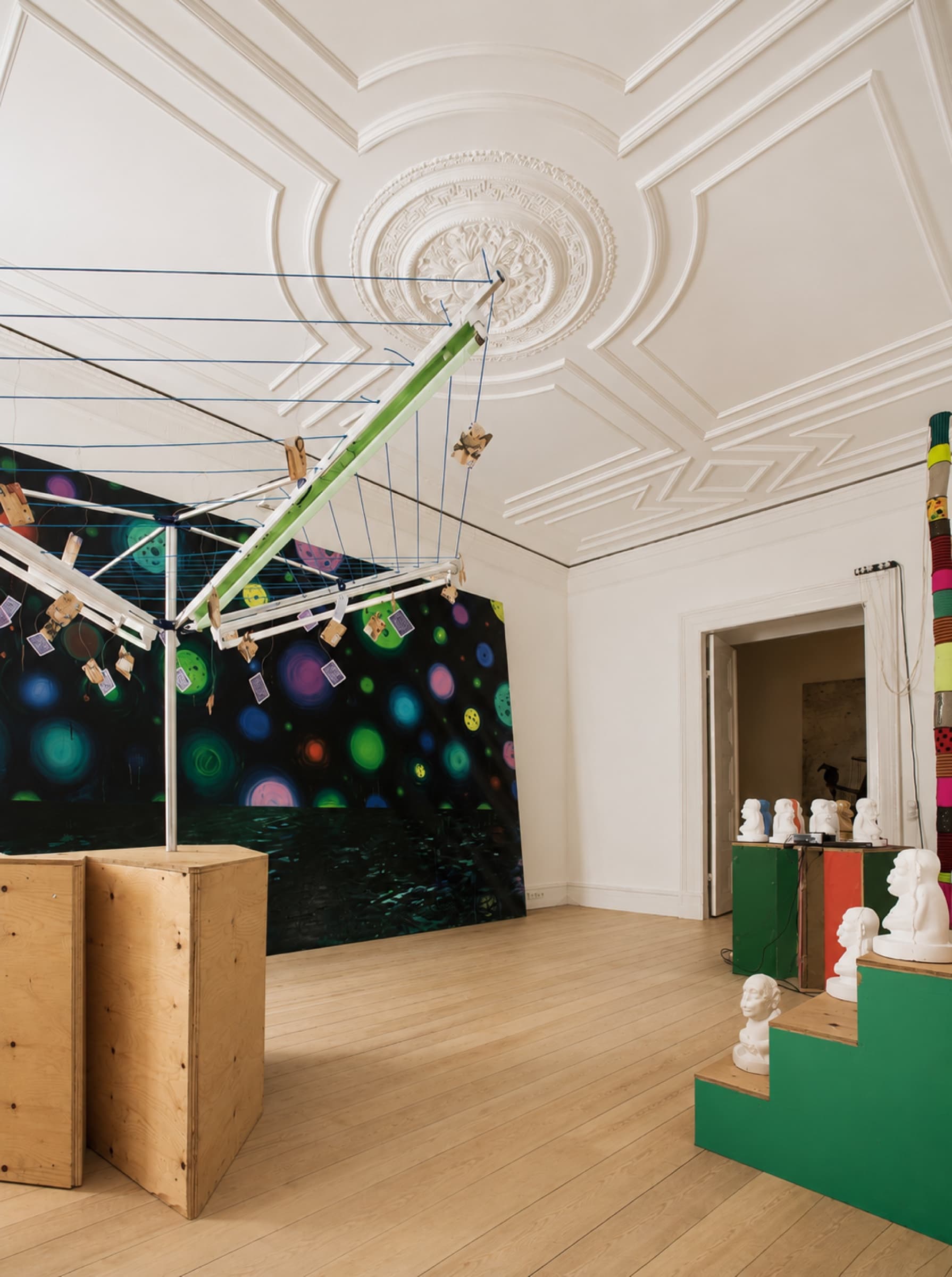 Salon i Holzdamm 24 med stukrosette, farverig kunst og klassiske skulpturer