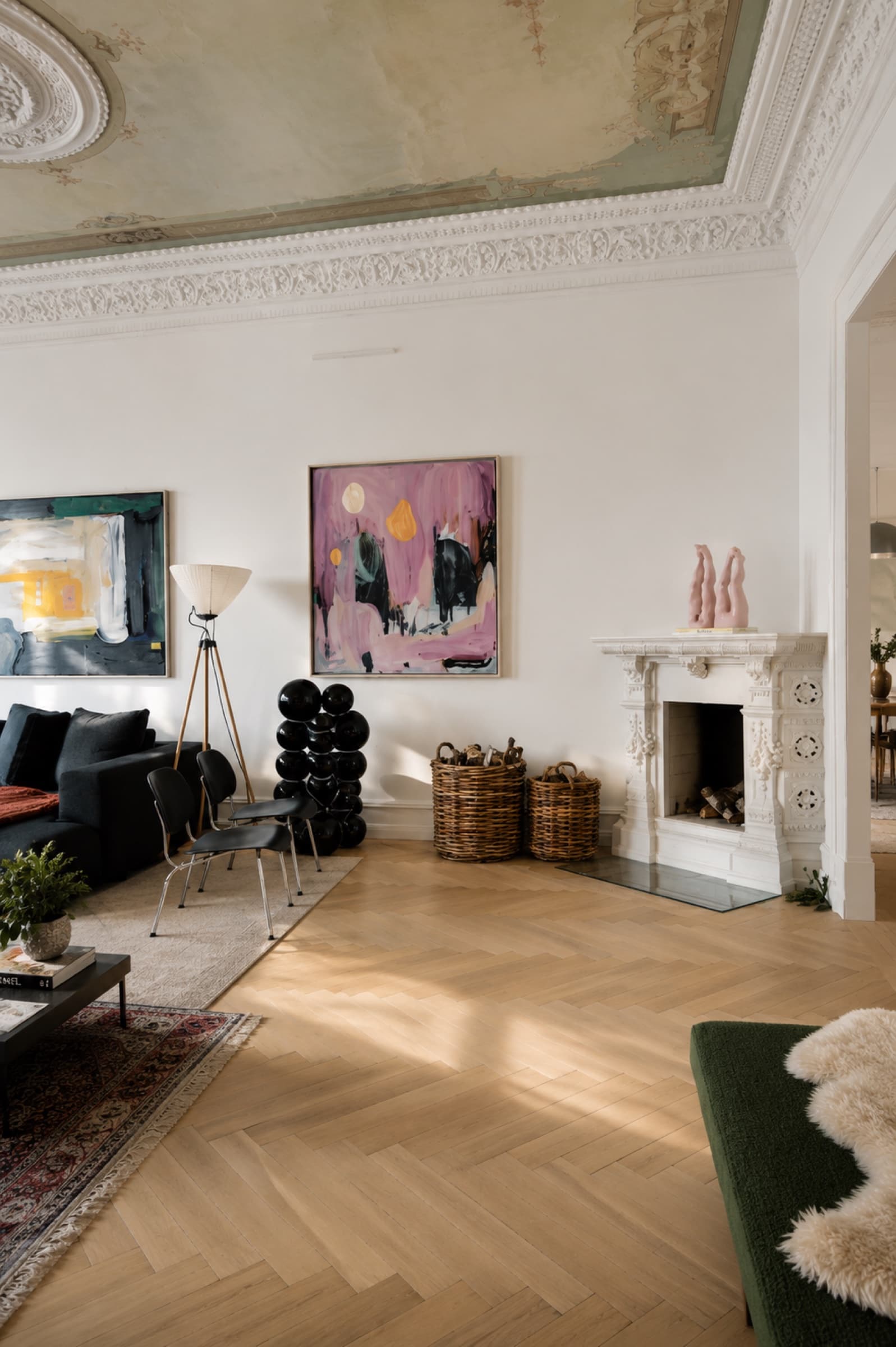 Stue i Holzdamm 24 med marmorkamin, sildebensparket og moderne kunst under dekoreret stukloft