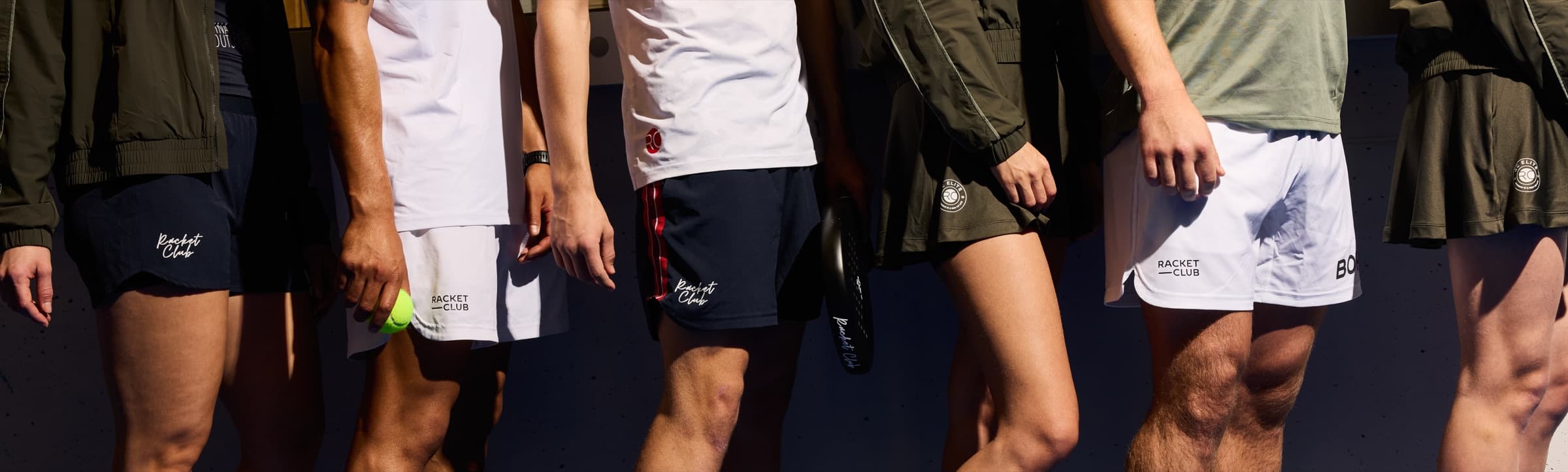Gruppe af padelspillere i Racket Club-tøj med bat og bold